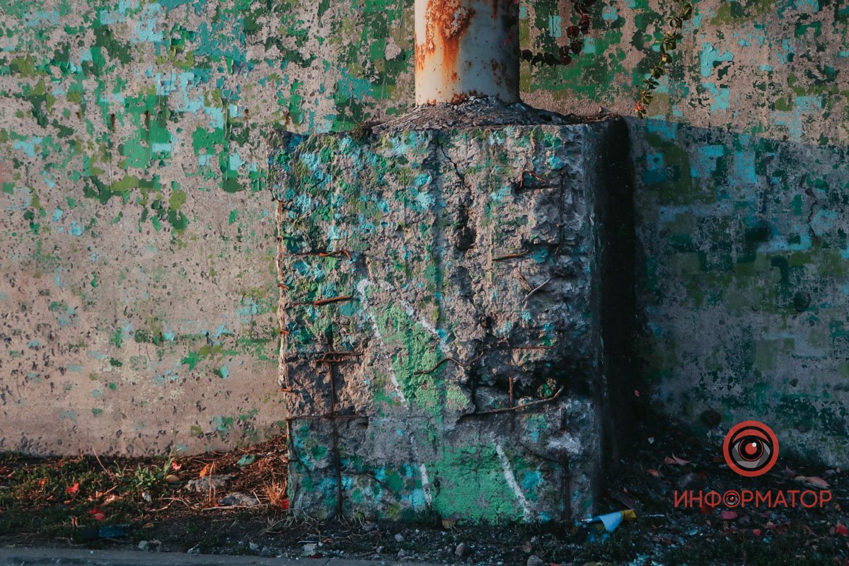 Позашляховик врізався у бетонний стовп Позашляховик врізався у бетонний стовп