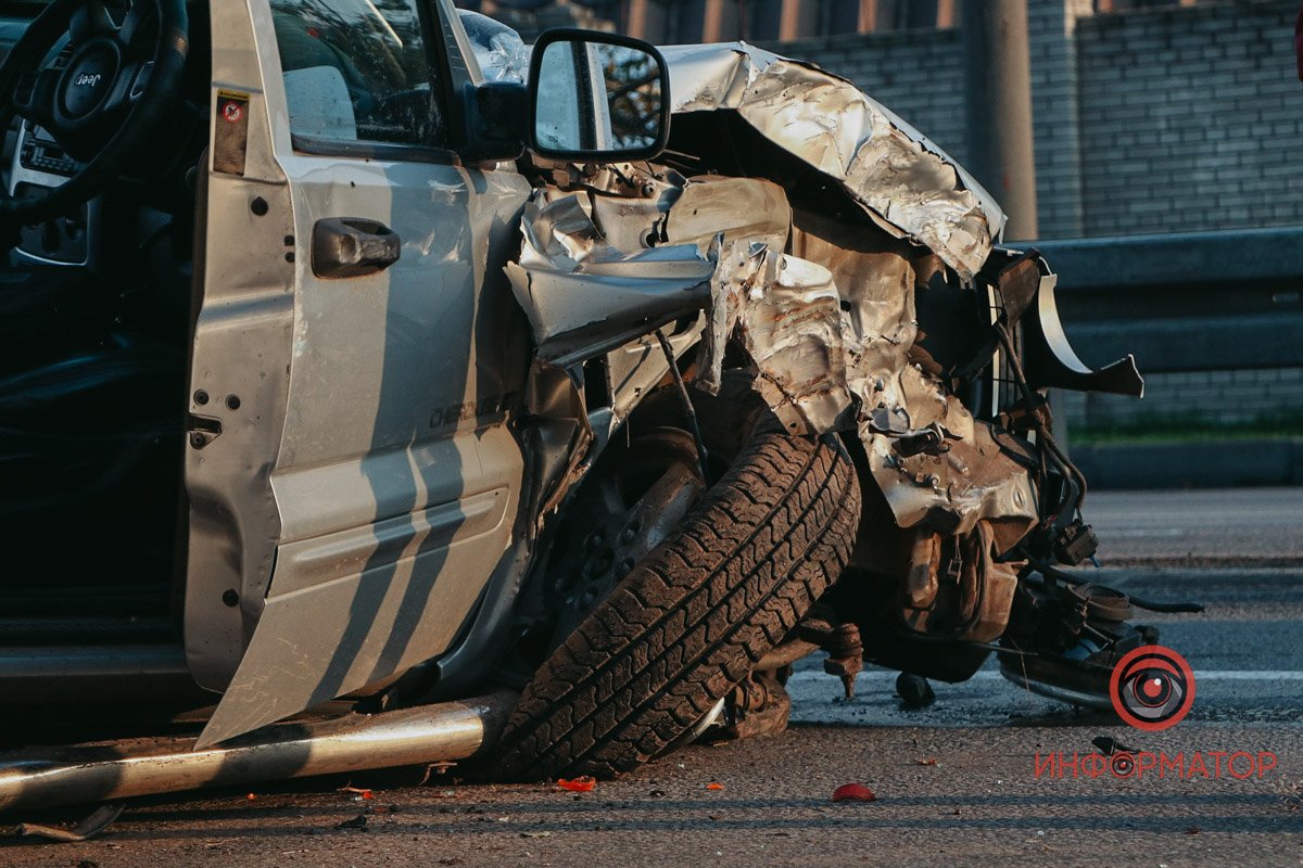 Позашляховик Jeep врізався у стовп Позашляховик Jeep врізався у стовп