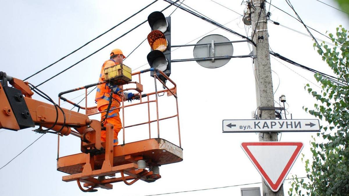 В Днепре на два месяца перекроют движение по Мануйловскому проспекту: установили временный светофор