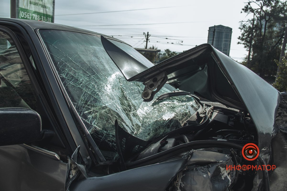 У Дніпрі на 6-ї Стрілецької Дивізії стоїть розбита BMW та побиті ще 3 авто: що сталось 9