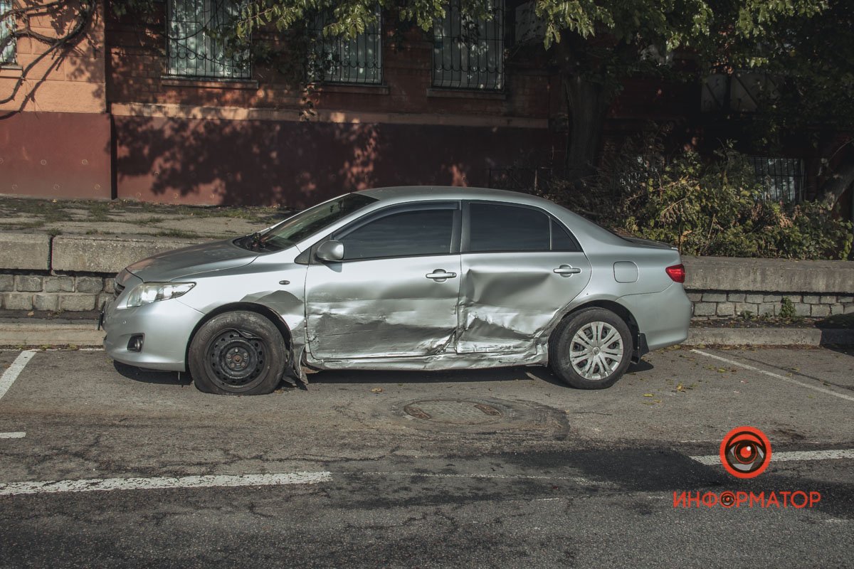 У Дніпрі на 6-ї Стрілецької Дивізії стоїть розбита BMW та побиті ще 3 авто: що сталось 6