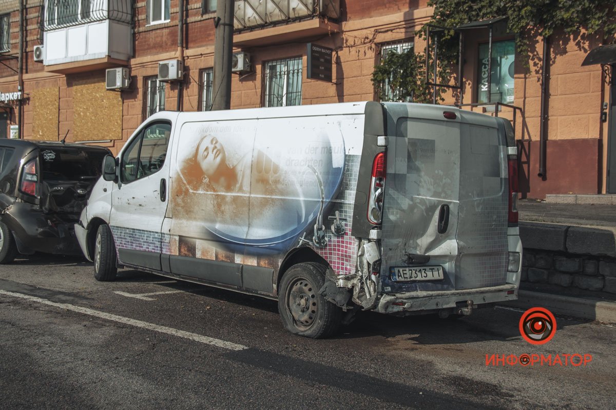 У Дніпрі на 6-ї Стрілецької Дивізії стоїть розбита BMW та побиті ще 3 авто: що сталось 4