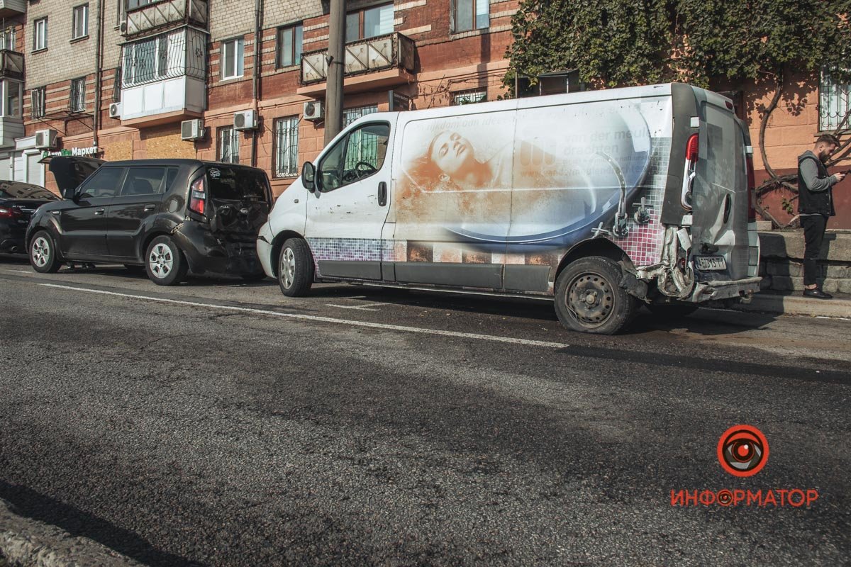 У Дніпрі на 6-ї Стрілецької Дивізії стоїть розбита BMW та побиті ще 3 авто: що сталось 3