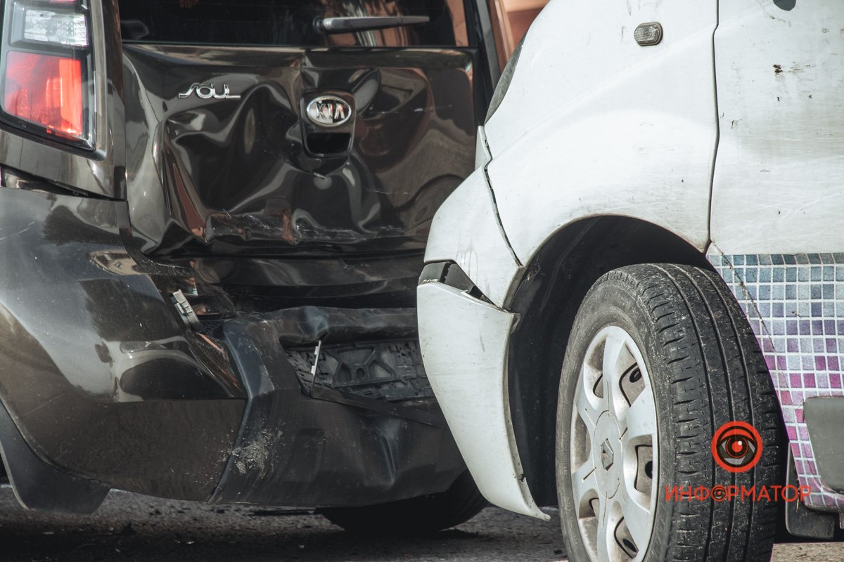 У Дніпрі на 6-ї Стрілецької Дивізії стоїть розбита BMW та побиті ще 3 авто: що сталось 2