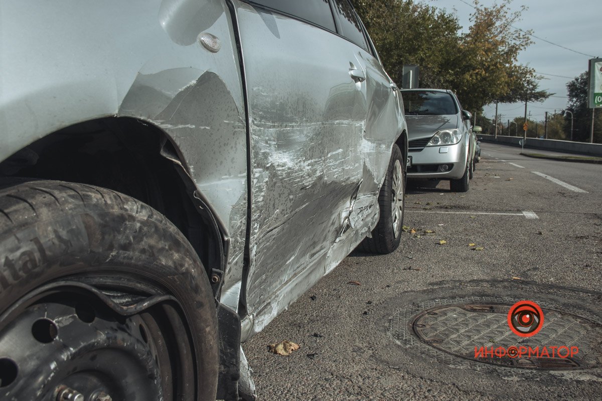 У Дніпрі на 6-ї Стрілецької Дивізії стоїть розбита BMW та побиті ще 3 авто: що сталось 7