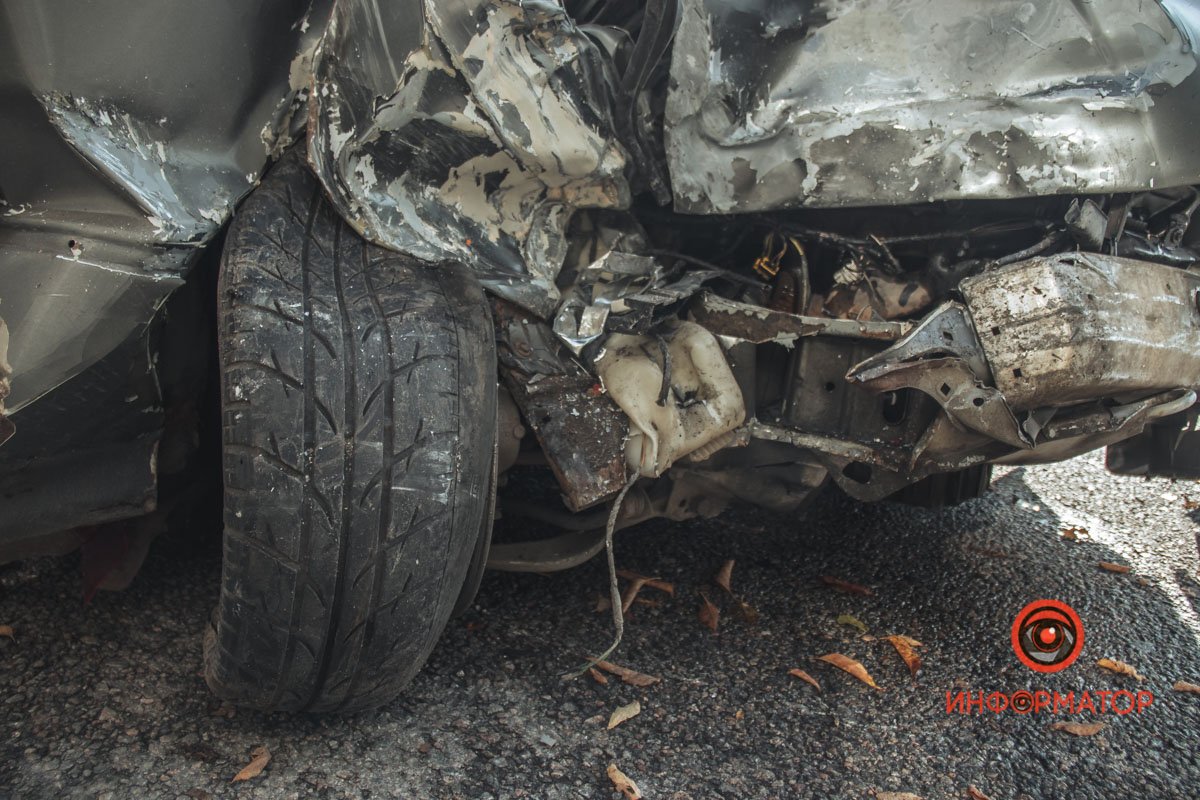 У Дніпрі на 6-ї Стрілецької Дивізії стоїть розбита BMW та побиті ще 3 авто: що сталось 10