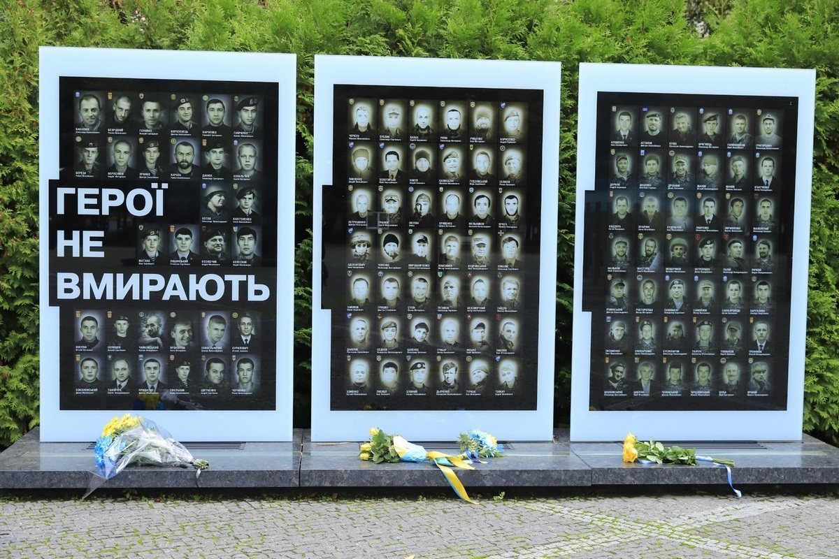 До брил, на яких увічнено імена та обличчя українських оборонців, поклали квіти пам’яті