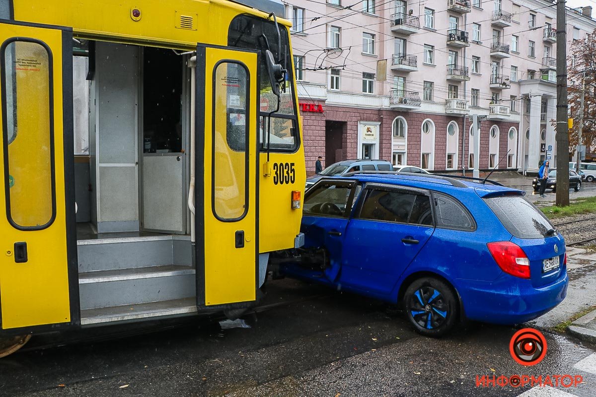 Тут зіштовхнулись Skoda та трамвай №1