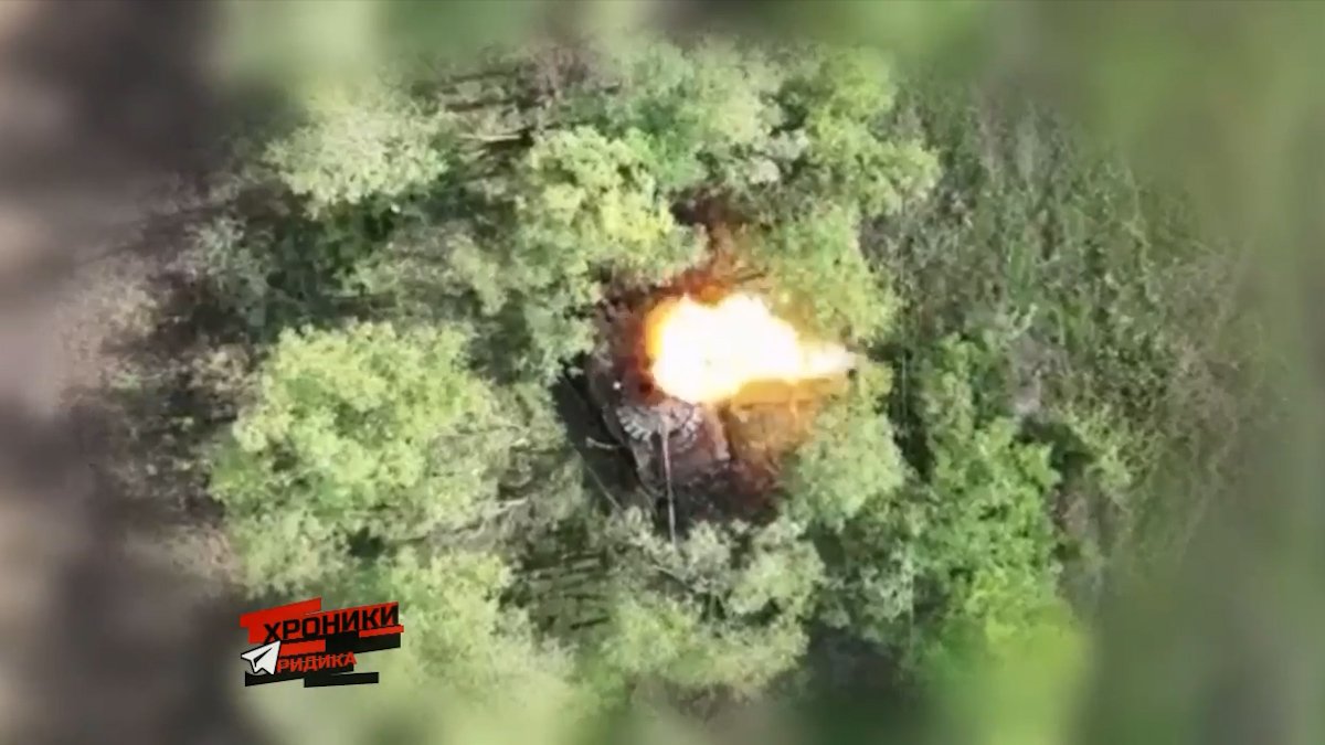 Бойцы 98-батальона ТрО "Азов" Днепр уничтожили вражеский танк: видео момента