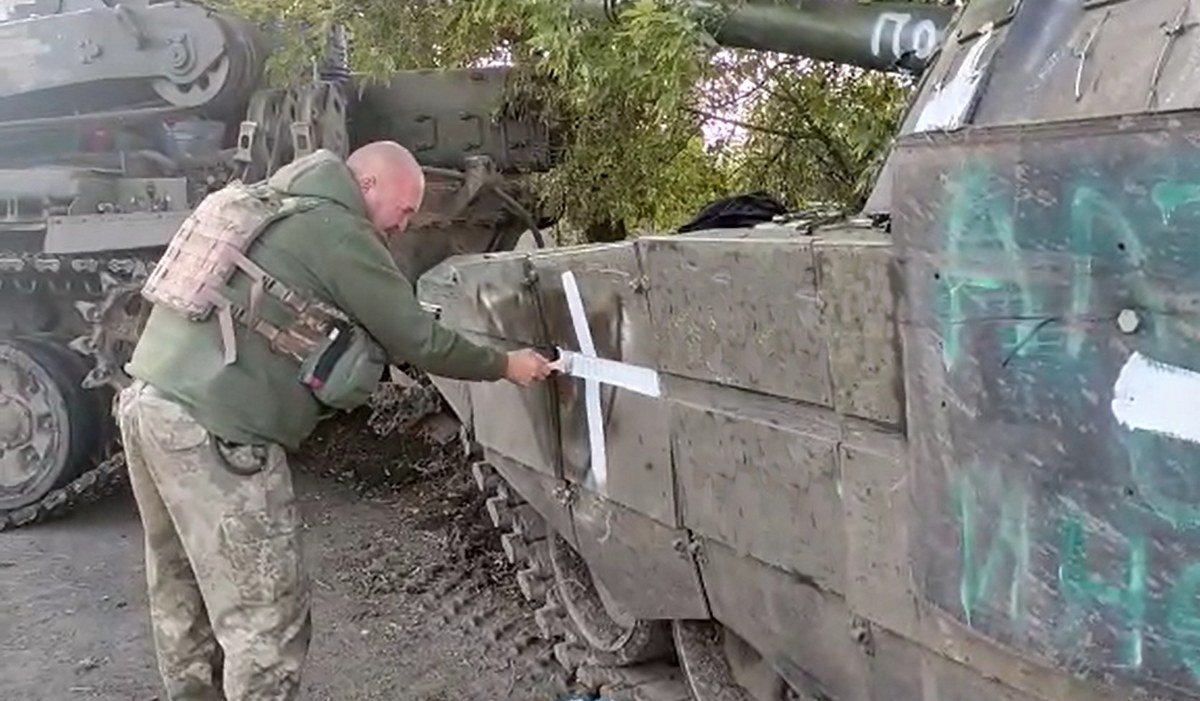 Наші воїни трофеять ворожу техніку