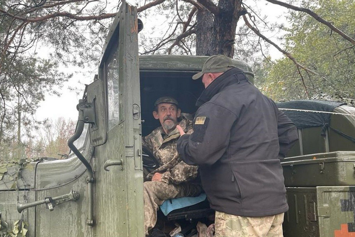 Він робить усе, аби кожна бронемашина, після виконання завдання, поверталася своїм ходом, у повному складі, з перемогами та трофеями