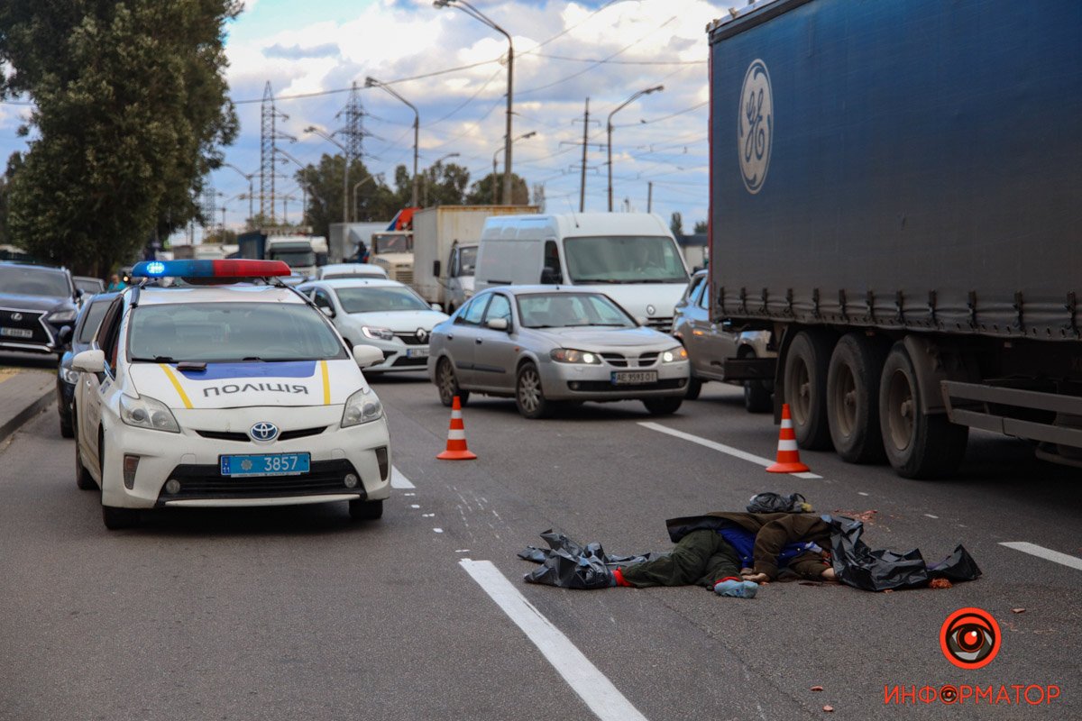 В Днепре на Донецком шоссе грузовик сбил женщину: она погибла на месте 3