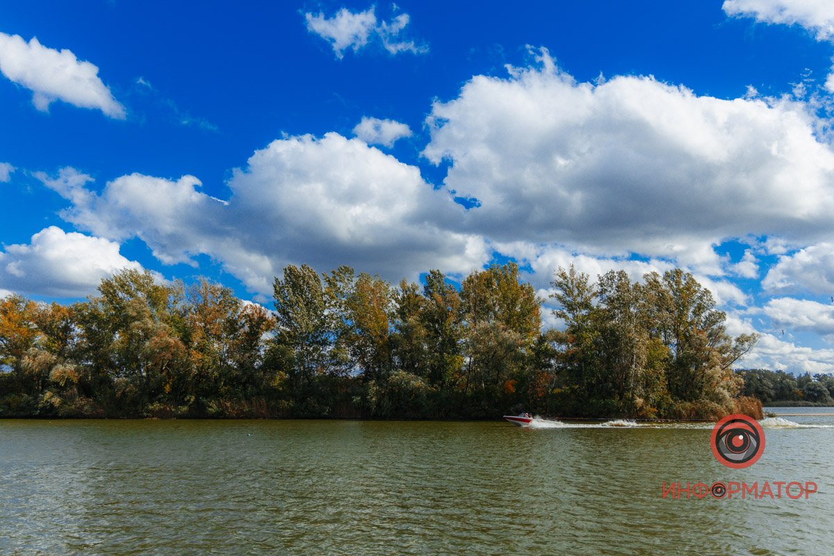Пливе по небу острів