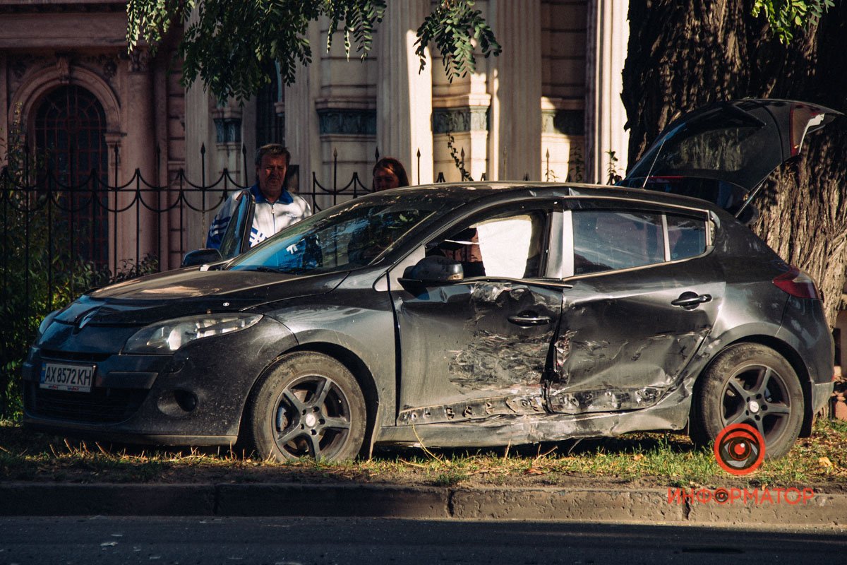 Renault повертав з вулиці Мічуріна Renault повертав з вулиці Мічуріна