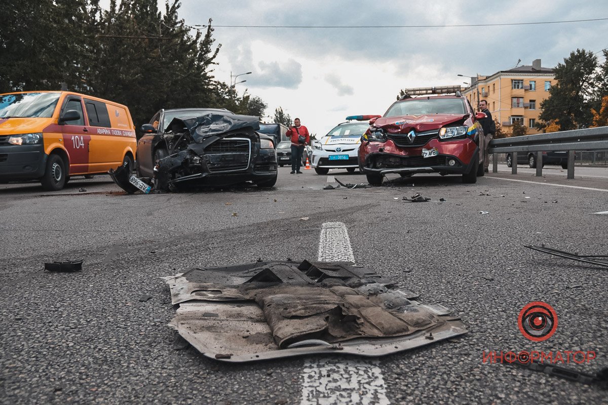 У Дніпрі на Слобожанському проспекті зіштовхнулись Audi, Renault та Volkswagen: двоє постраждалих 2