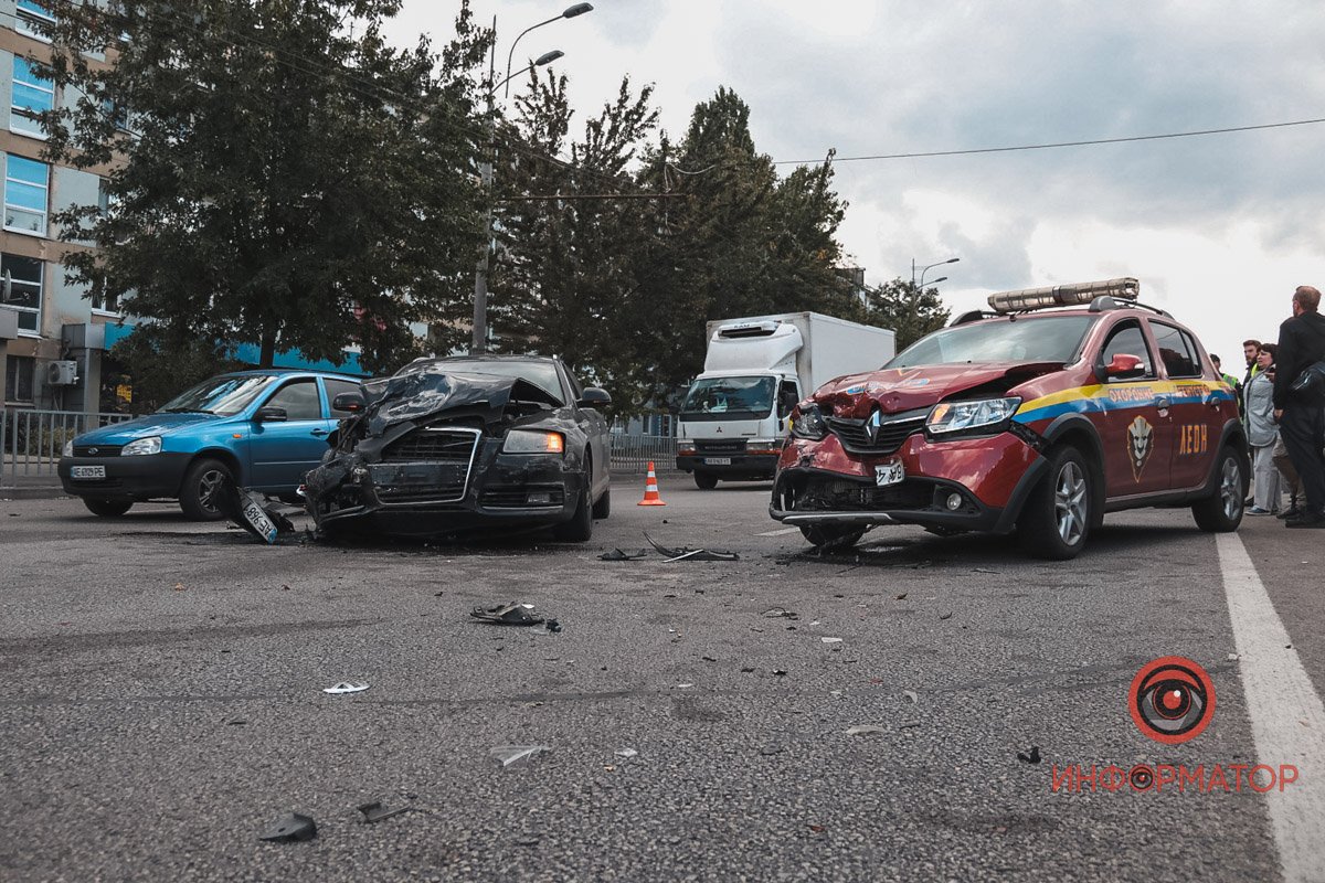 У Дніпрі на Слобожанському проспекті зіштовхнулись Audi, Renault та Volkswagen: двоє постраждалих 4