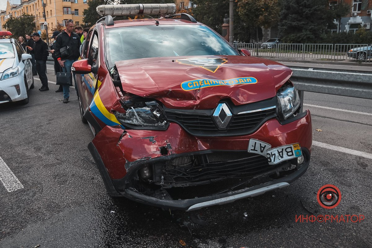 У Дніпрі на Слобожанському проспекті зіштовхнулись Audi, Renault та Volkswagen: двоє постраждалих 5