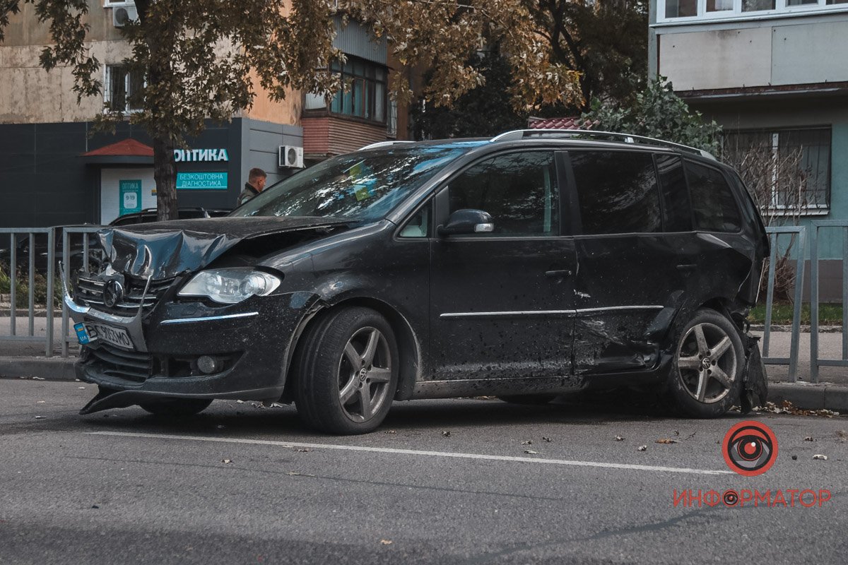 У Дніпрі на Слобожанському проспекті зіштовхнулись Audi, Renault та Volkswagen: двоє постраждалих 6
