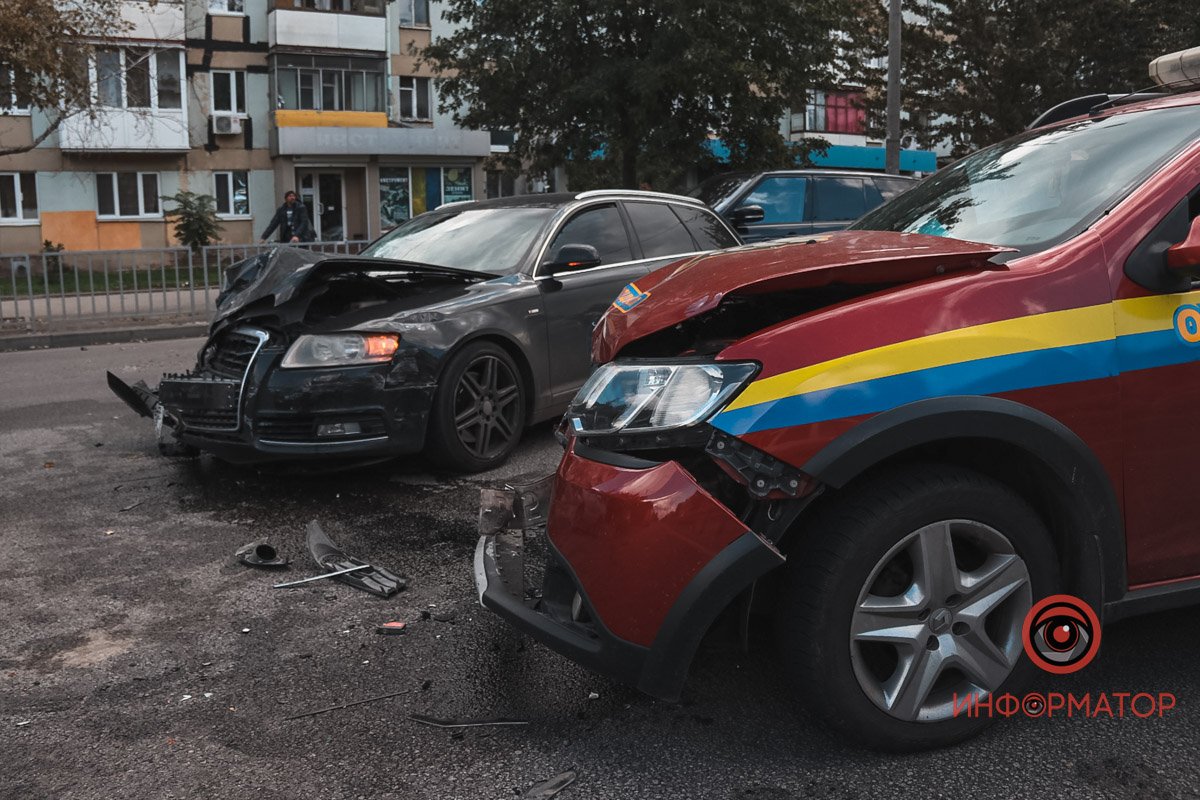 У Дніпрі на Слобожанському проспекті зіштовхнулись Audi, Renault та Volkswagen: двоє постраждалих 7