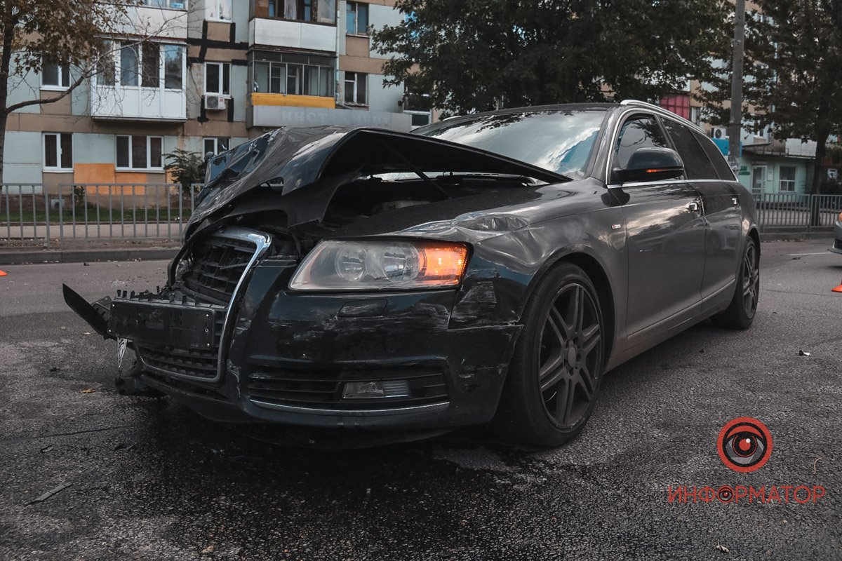 У Дніпрі на Слобожанському проспекті зіштовхнулись Audi, Renault та Volkswagen: двоє постраждалих 8
