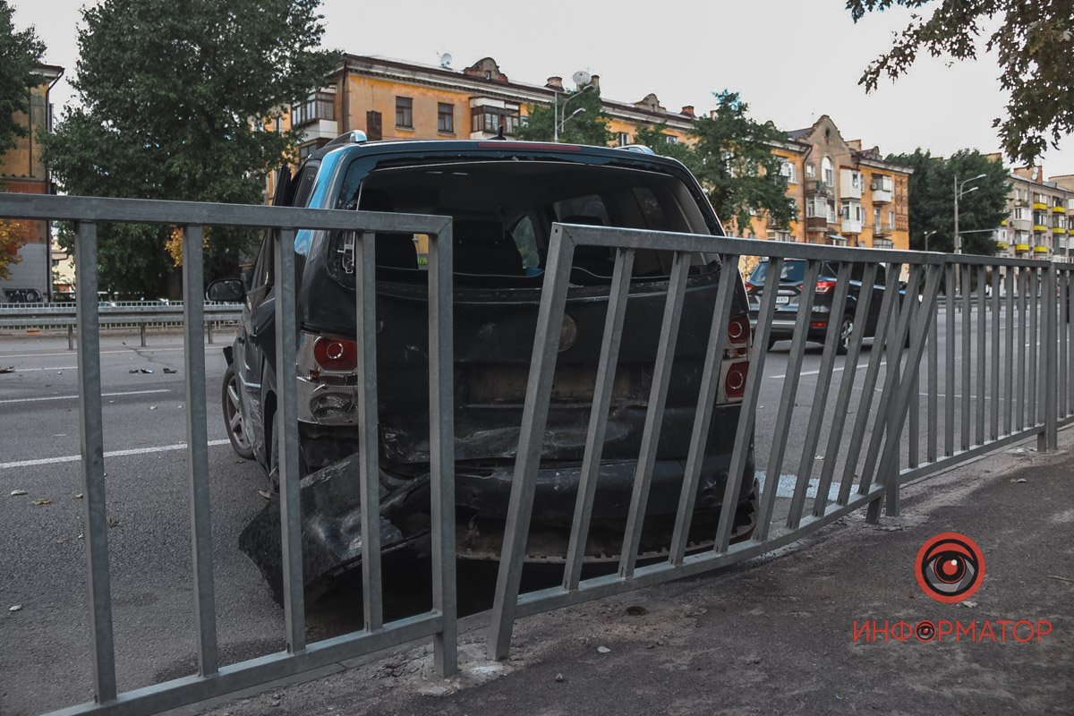У Дніпрі на Слобожанському проспекті зіштовхнулись Audi, Renault та Volkswagen: двоє постраждалих 12