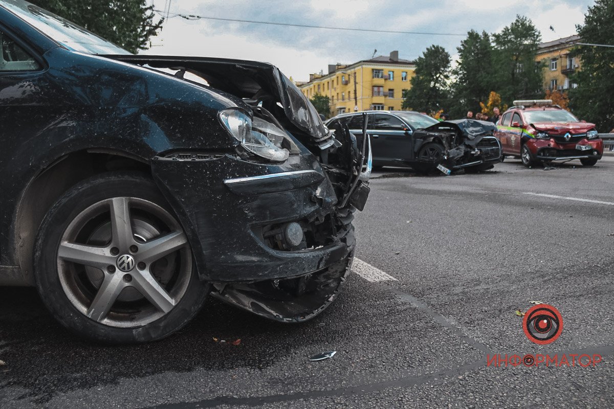 У Дніпрі на Слобожанському проспекті зіштовхнулись Audi, Renault та Volkswagen: двоє постраждалих 10