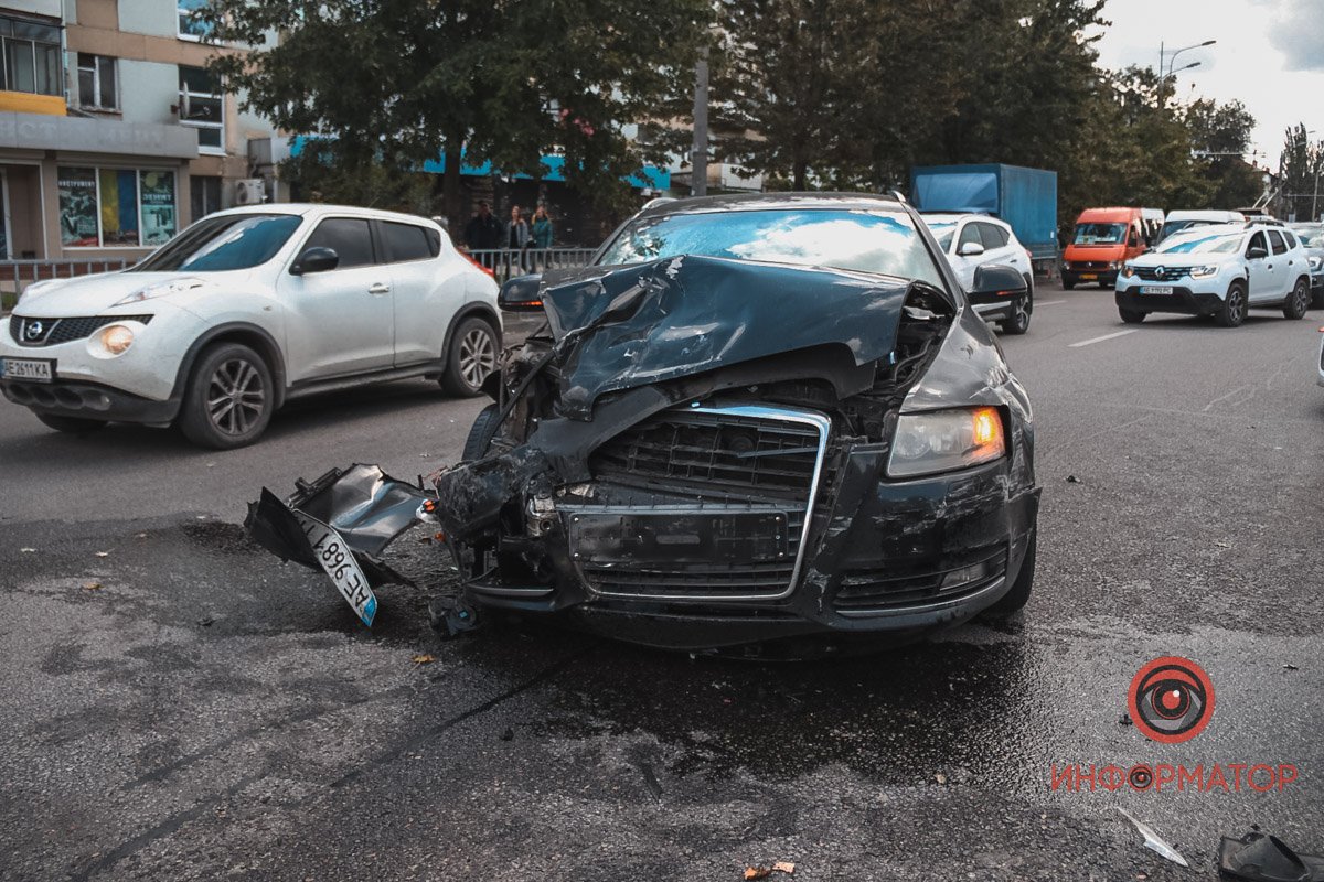 У Дніпрі на Слобожанському проспекті зіштовхнулись Audi, Renault та Volkswagen: двоє постраждалих 9