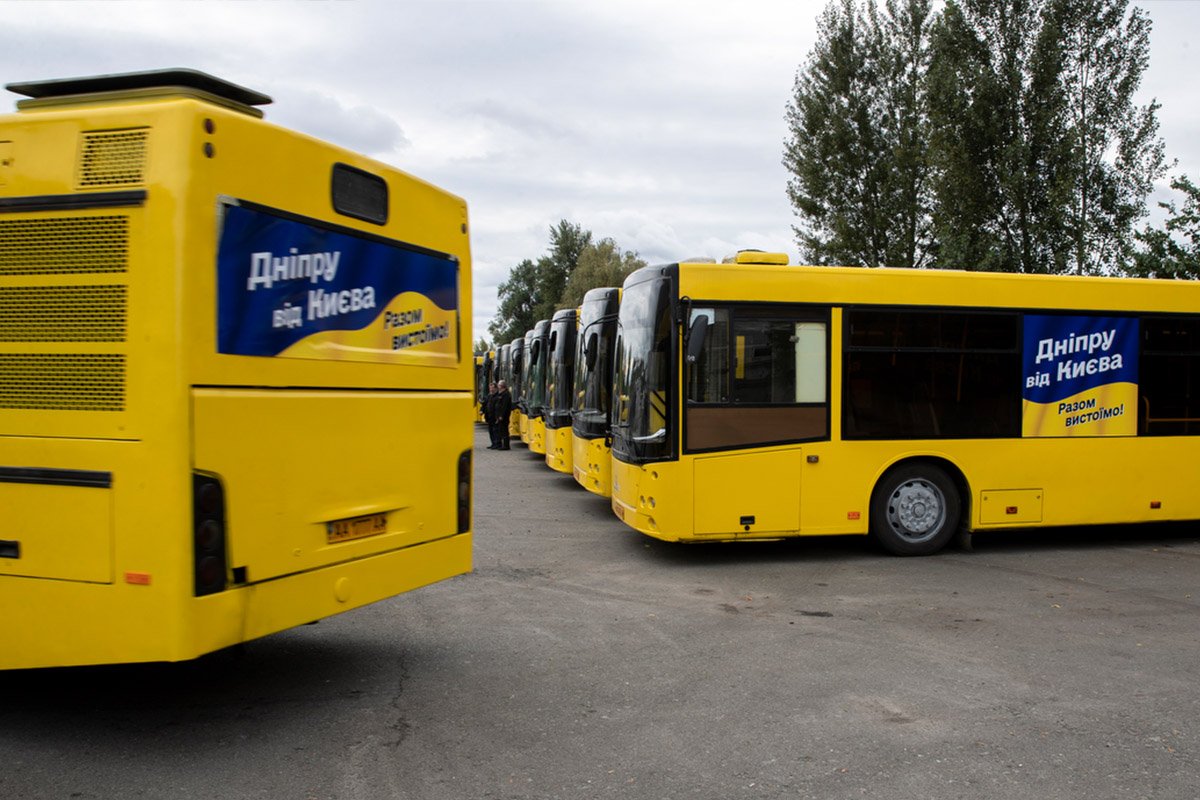 МАЗи двох моделей, з низьким рівнем підлоги та пасажиромісткістю 100 та 150 осіб МАЗи двох моделей, з низьким рівнем підлоги та пасажиромісткістю 100 та 150 осіб