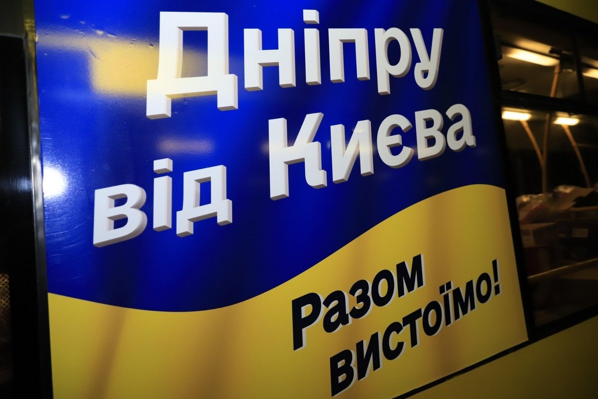 Тоді, як тиждень тому влучання російської ракети вбило трьох  людей на одному з АТП у Дніпрі, місто втратило також близько сотні автобусів громадського транспорту