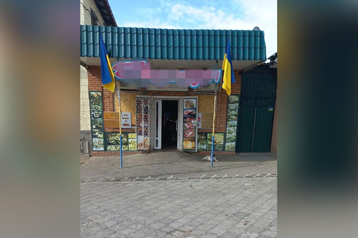 6 жовтня у Марганці 20-річний юнак поцупив український стяг з ґанку магазину на вулиці Єдності 6 жовтня у Марганці 20-річний юнак поцупив український стяг з ґанку магазину на вулиці Єдності