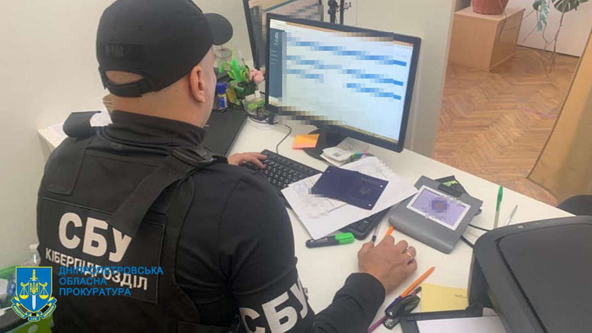 У Дніпрі шахрай продавав неіснуючі бронежилети та державні бази даних 1