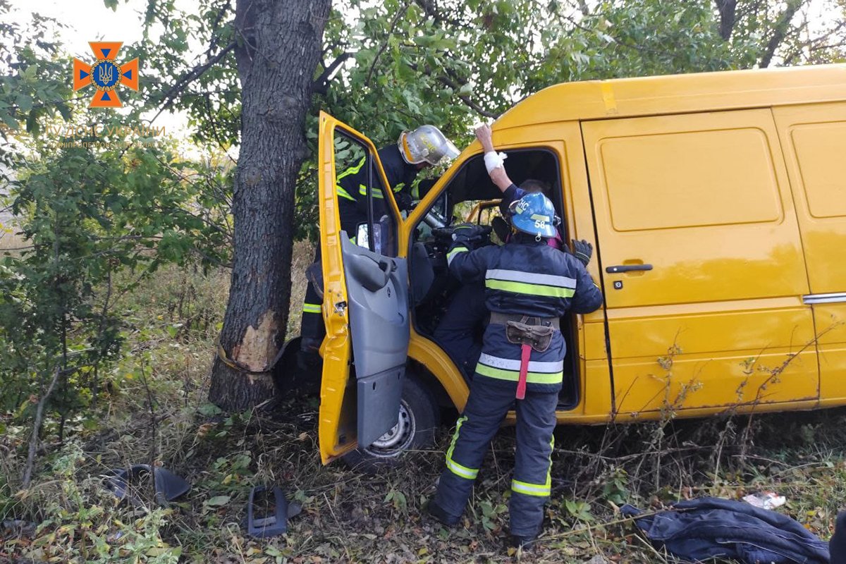 Водію затиснуло нижні кінцівки, його ушпиталили Водію затиснуло нижні кінцівки, його ушпиталили