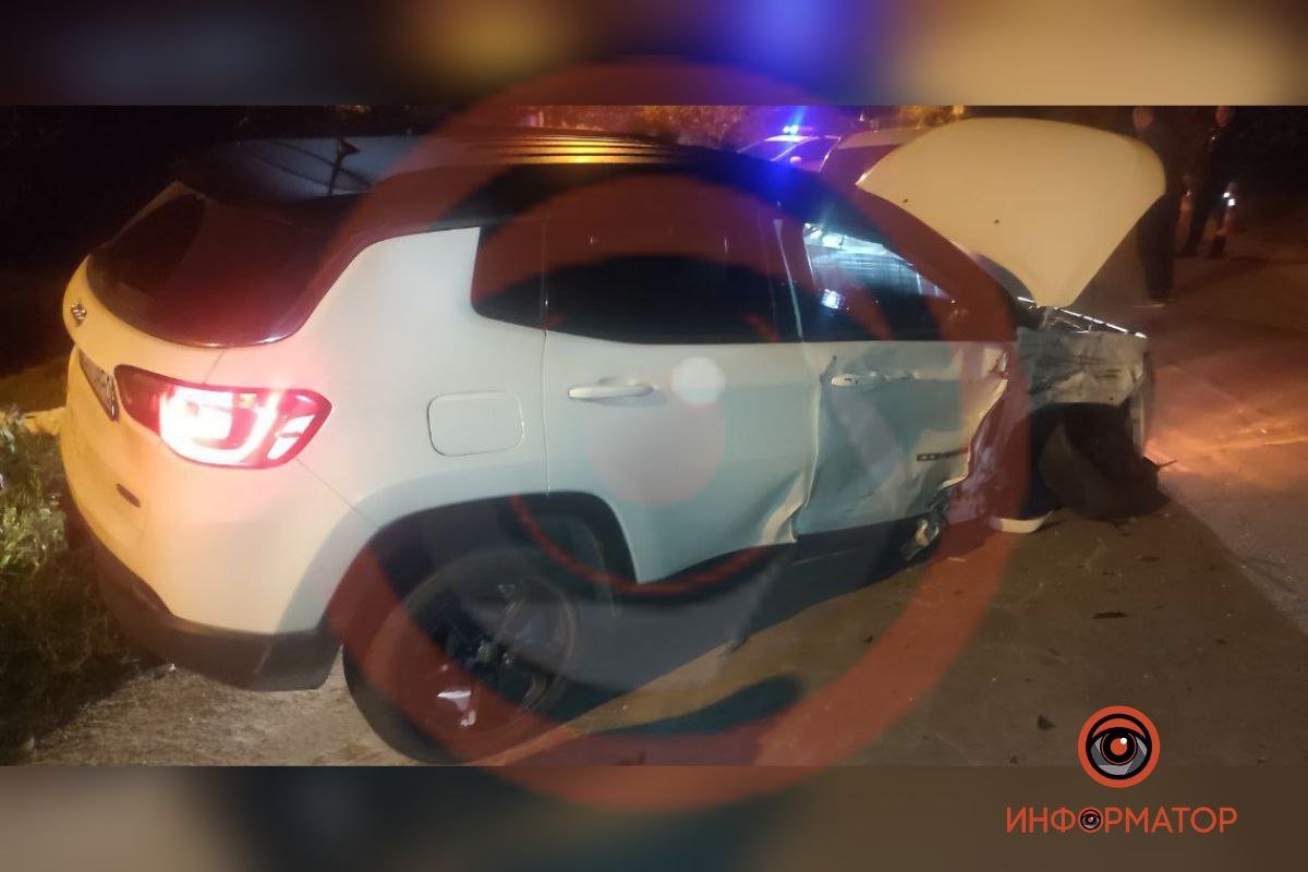 У Дніпрі на перехресті Кадрової та Терещенко Mercedes Gelendvagen врізався у JEEP 1