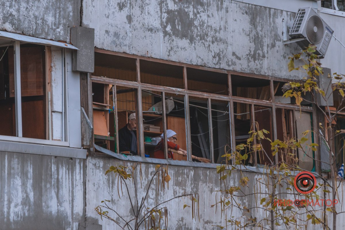 Жінка каже, вибуховою хвилею повністю вибило вікна, рами на балконах Жінка каже, вибуховою хвилею повністю вибило вікна, рами на балконах