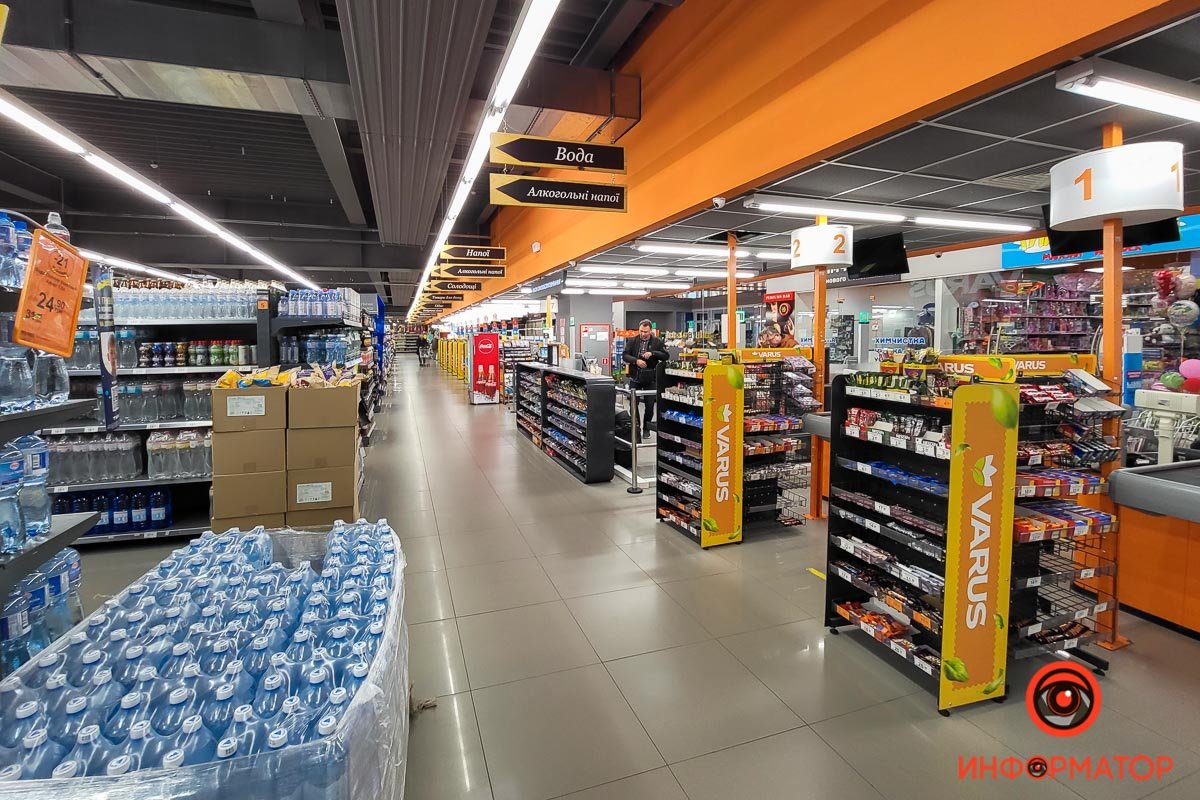 З полиць ніхто нічого не змітає З полиць ніхто нічого не змітає