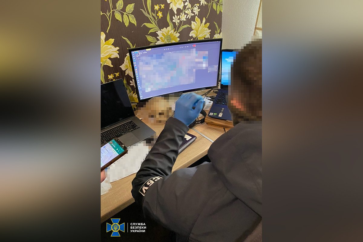 Під час обшуку за місцем проживання у зловмисника вилучили мобільні телефони та комп’ютерну техніку із доказами