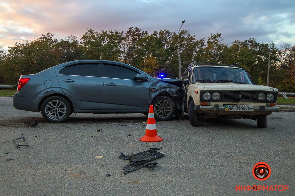 Тут водій Chevrolet влетів в огорожу та врізався в ВАЗ Тут водій Chevrolet влетів в огорожу та врізався в ВАЗ