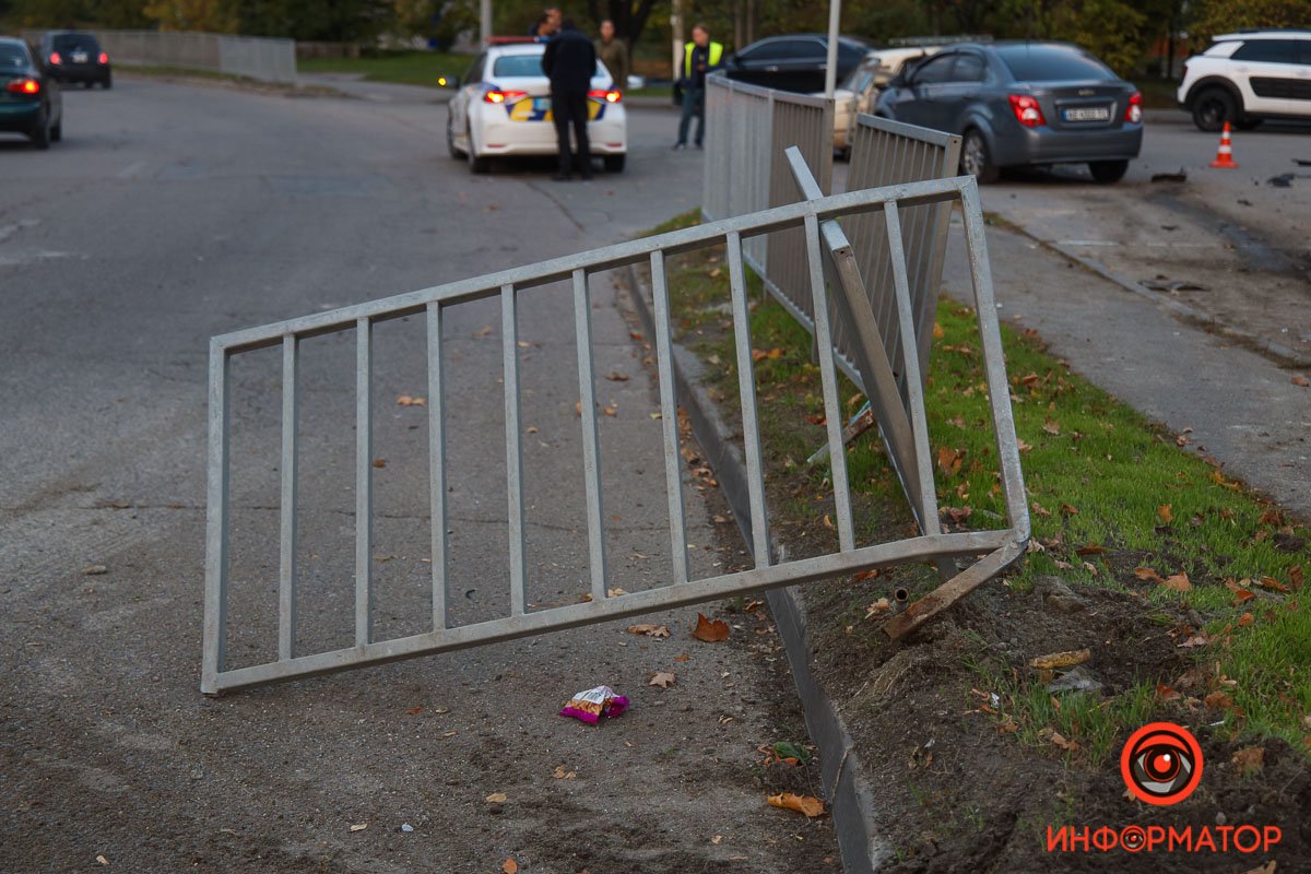 На повороті він врізався в огорожу На повороті він врізався в огорожу