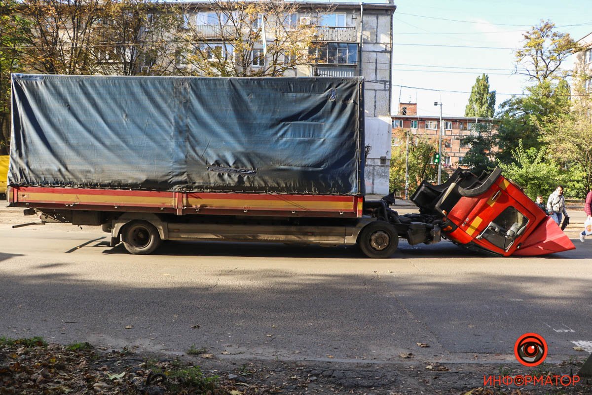 Кабіна впала попереду вантажівки Кабіна впала попереду вантажівки