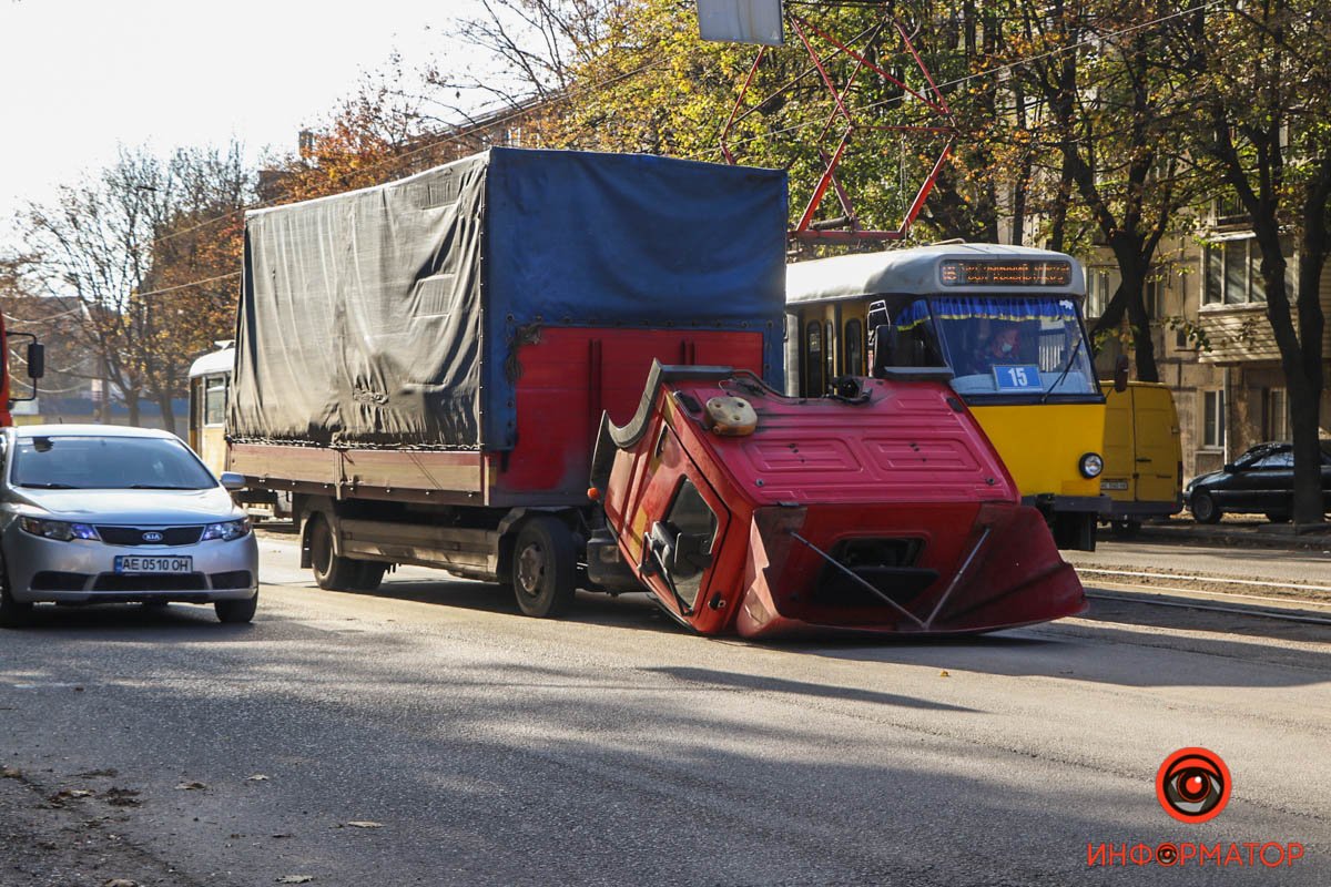 Водій загальмував на світлофорі Водій загальмував на світлофорі
