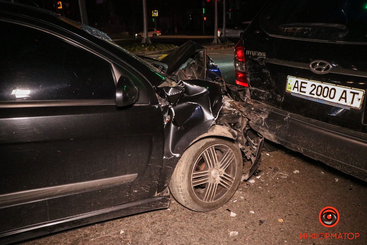 Водійку першого авто забрали у лікарню