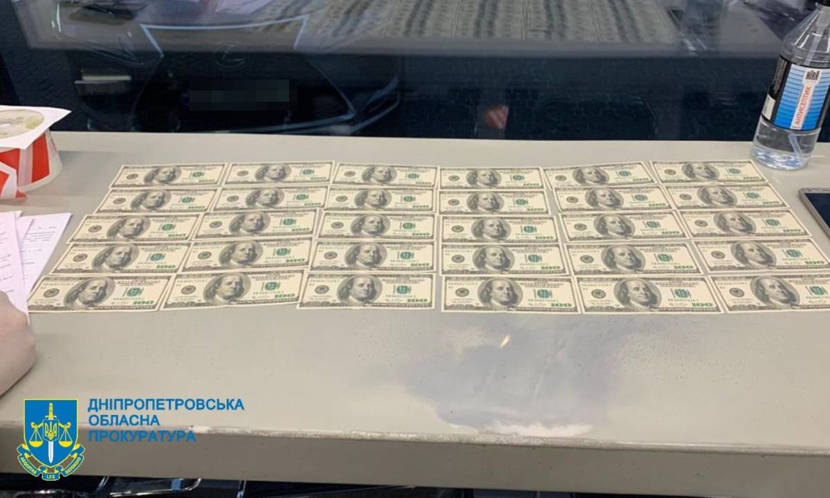За "послуги" він просив 3 тисячі доларів За "послуги" він просив 3 тисячі доларів