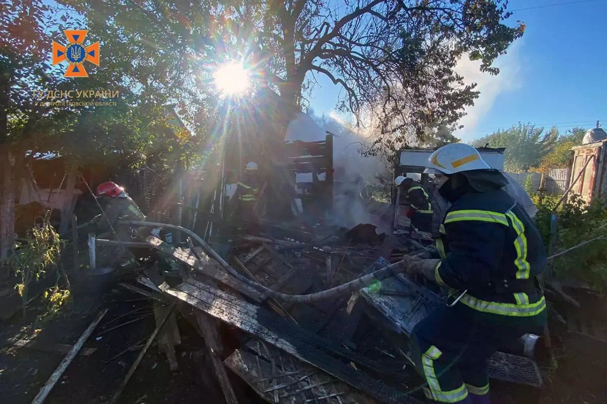 Рятувальники встановили, що всередині одноповерхової господарчої споруди, горять речі домашнього вжитку