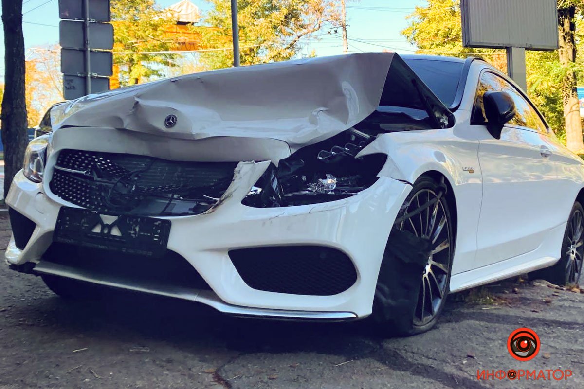 Розбитий "Мерс" Розбитий "Мерс"