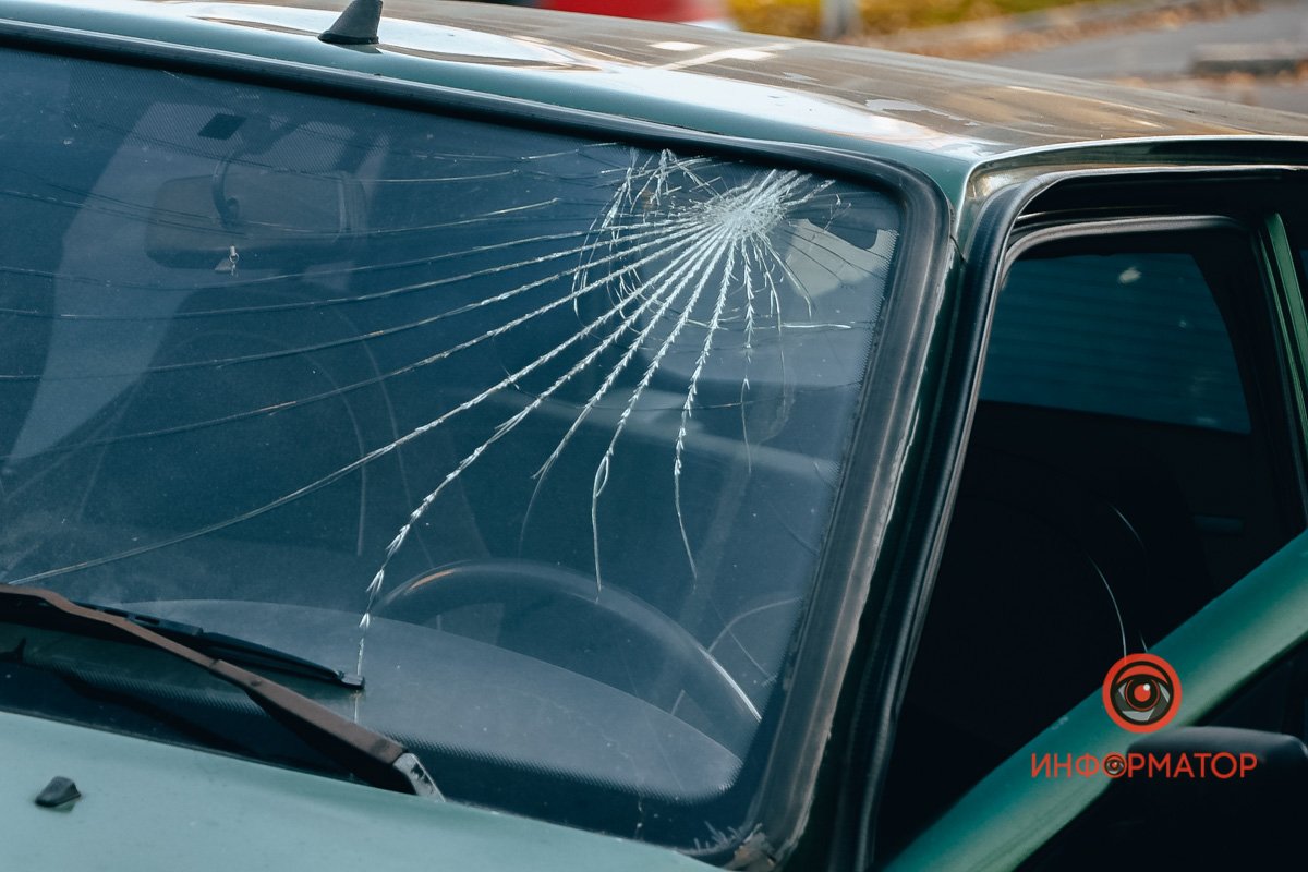 У Дніпрі на проспекті Поля зіштовхнулися Porsche та Dacia: постраждав чоловік 4