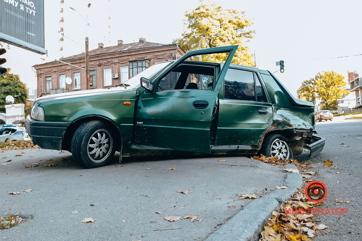 У Дніпрі на проспекті Поля зіштовхнулися Porsche та Dacia: постраждав чоловік 3