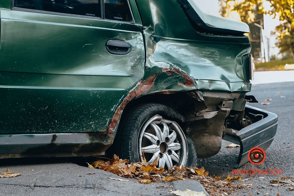 У Дніпрі на проспекті Поля зіштовхнулися Porsche та Dacia: постраждав чоловік 2