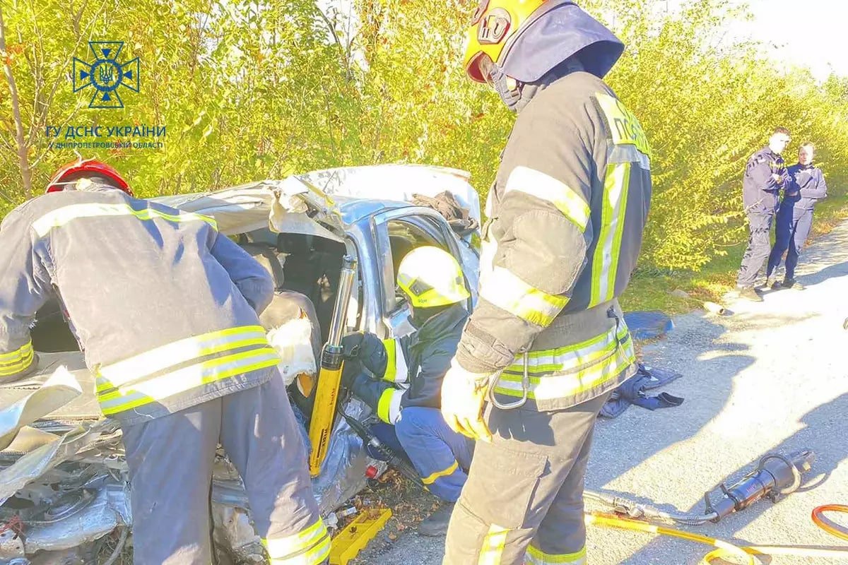 Рятувальники вирізали тіло Рятувальники вирізали тіло