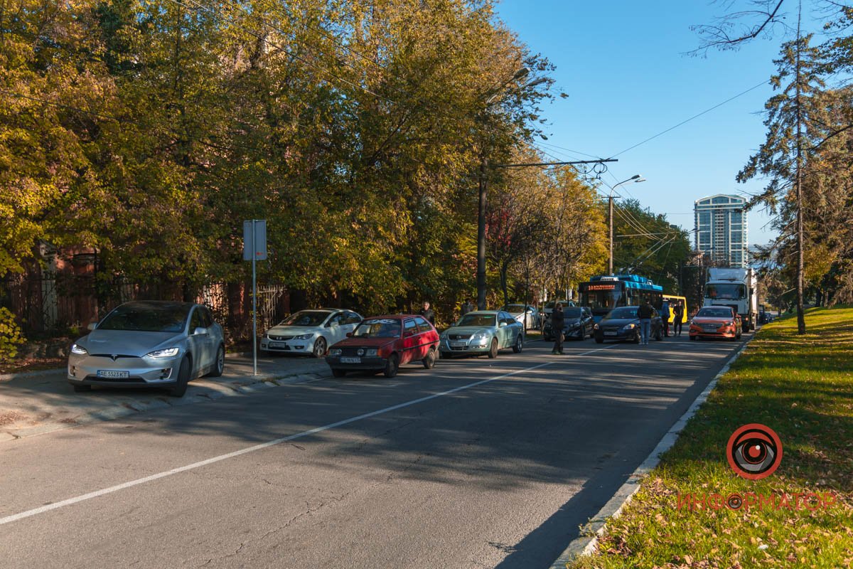 Перекриті обидві смуги: у Дніпрі на Яворницького Kia врізався у Hyindai служби таксі Uklon 5