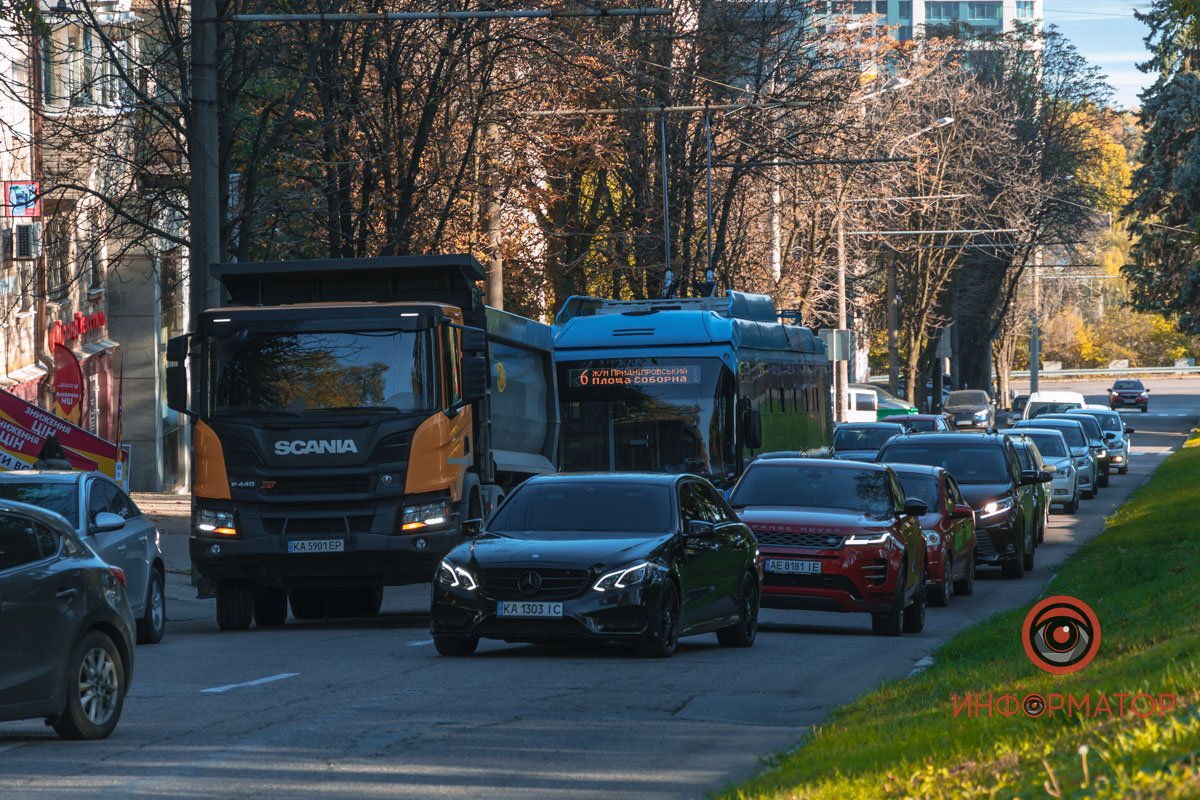 Перекриті обидві смуги: у Дніпрі на Яворницького Kia врізався у Hyindai служби таксі Uklon 4